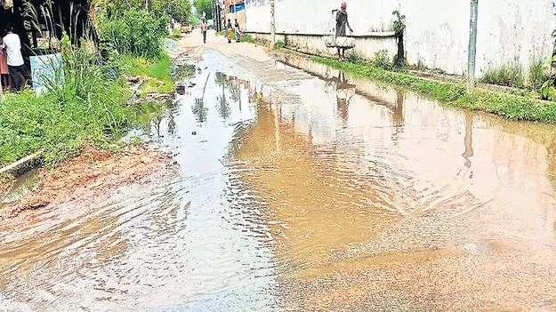 ఇది కాలువ కాదు.. రోడ్డే!