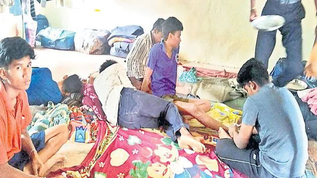 జ్వరాలబారిన హాస్టల్‌ విద్యార్థులు