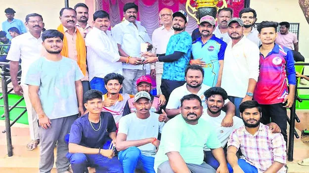 GAMES: ఉత్కంఠ భరితంగా వాజ్‌పేయి క్రికెట్‌ టోర్నీ