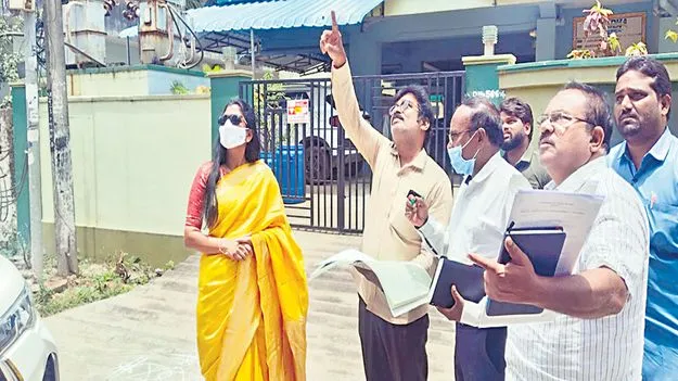 భవన నిర్మాణాలకు, ప్లానింగ్‌కు వ్యత్యాసముంటే చర్యలు: కలెక్టర్‌