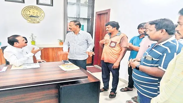 విచక్షణ కోల్పోయిన జీవీఎంసీ అధికారి