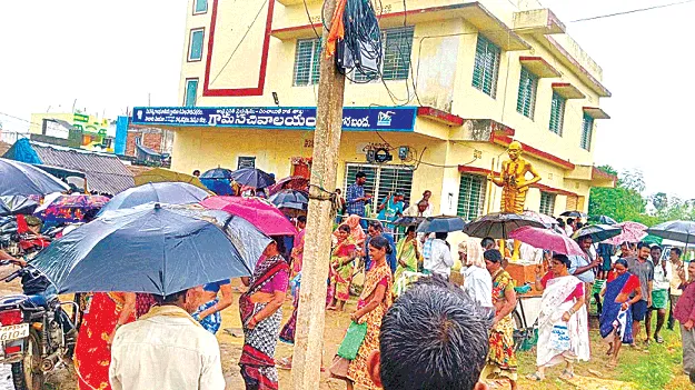 ఎరువులకోసం తరలివచ్చిన అన్నదాతలు