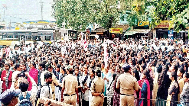 students first against government దద్దరిల్లిన కలెక్టరేట్‌