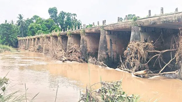 ప్రమాదంలో వారధులు