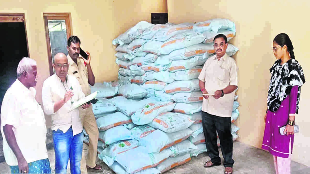 FERTILIZERS: అధిక ధరలకు ఎరువులు విక్రయిస్తే చర్యలు