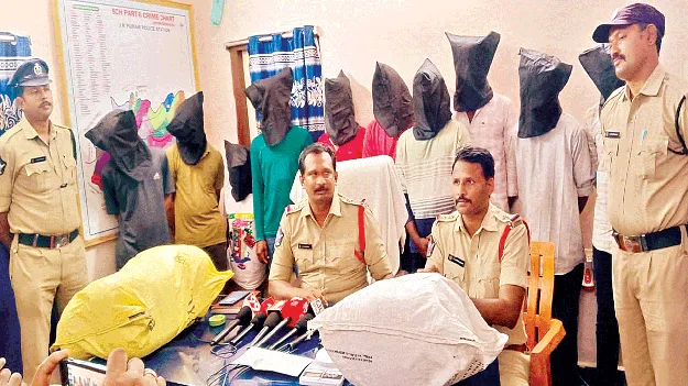 Ganjai: గంజాయి తెచ్చి.. ప్యాకెట్లలో విక్రయించి..