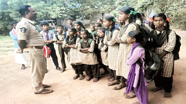 ఎస్‌ఐ సార్‌..  మా ఊరి బస్సు రాలేదు