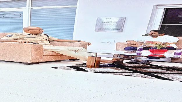  స్టేషన్లల్లో మౌలిక వసతులు కల్పించండి: ఎమ్మెల్యే  