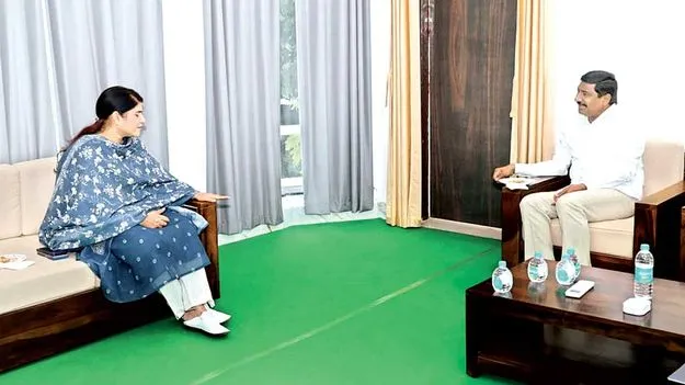 యూరియా కొరతలేకుండా చూడండి