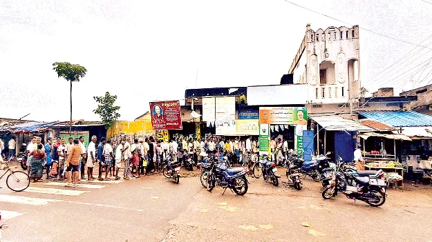 యూరియా కోసం బారులు 