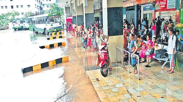 ఆర్టీసీ కాంప్లెక్స్‌ ఆవరణ జలమయం