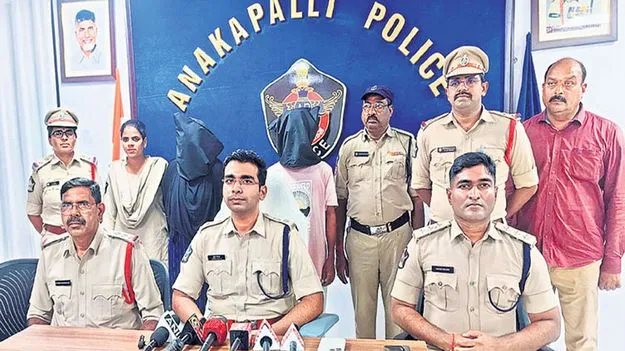 మహిళ హత్య కేసులో వీడిన మిస్టరీ