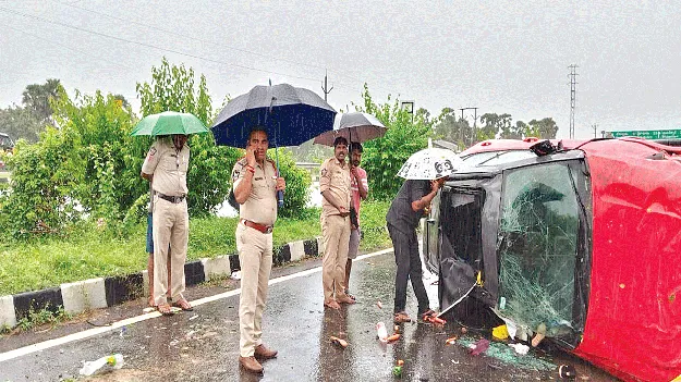  హైవేపై కారు బోల్తా 