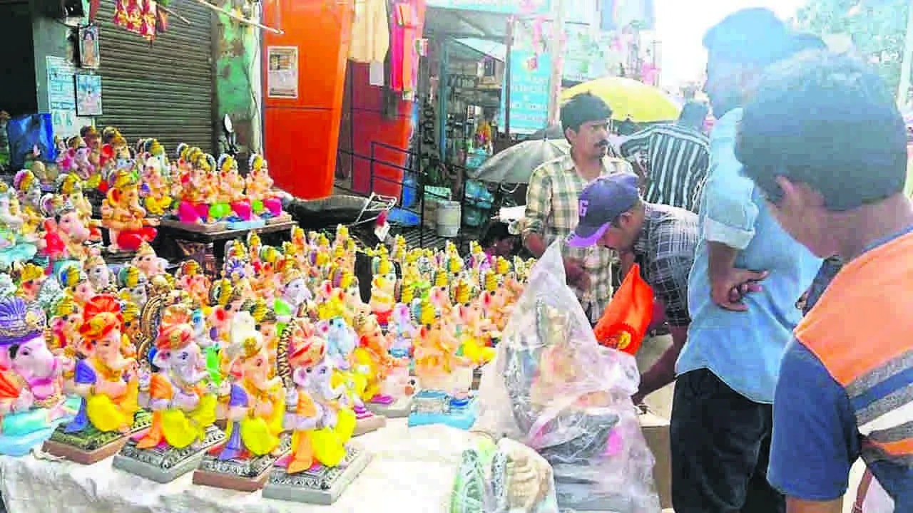 FESTIVAL: పట్టణాల్లో పండుగ సందడి 
