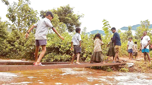 danger at gedda vagu అదుపు తప్పితే గెడ్డలోకే..