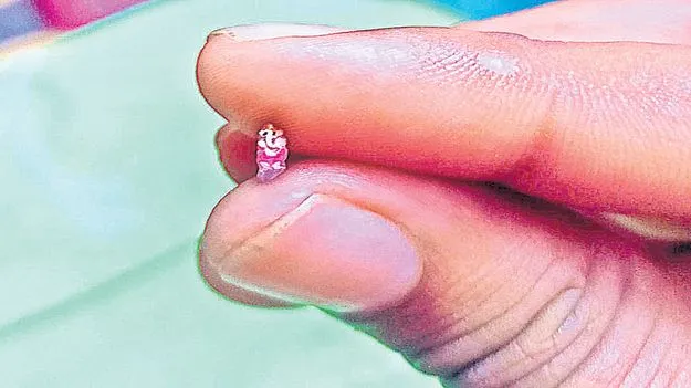   బియ్యపు గింజపై వినాయకుని రూపం