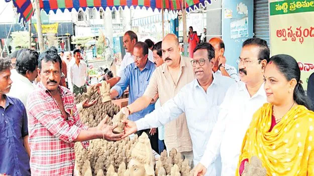 మట్టి గణపతి.. మహా గణపతి