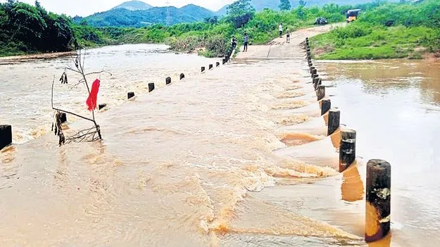 తగ్గని వాగుల ఉధృతి