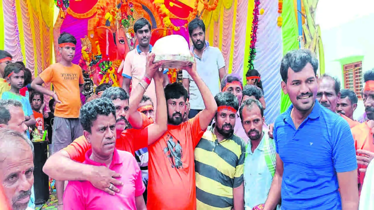 GOD: రూ.70 వేలకు వినాయక లడ్డూ వేలం