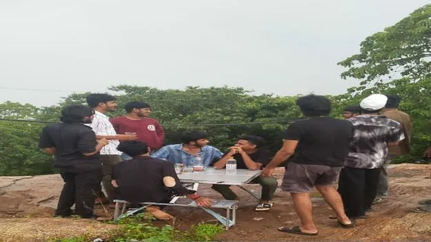 ఖిల్లాపై అల్లరల్లరి