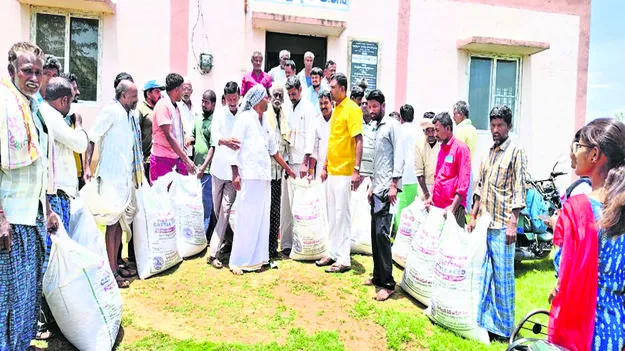 UREA: యూరియా కోసం రైతుల ఆందోళన