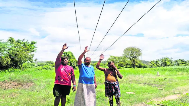 ELECTRICITY: చేతికందే ఎత్తులో విద్యుత తీగలు 