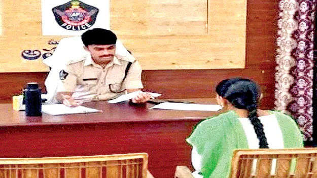 సకాలంలో ఫిర్యాదులు పరిష్కరించండి