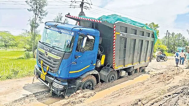 రోడ్డు మధ్యలో కూరుకుపోయిన టిప్పర్‌ లారీ