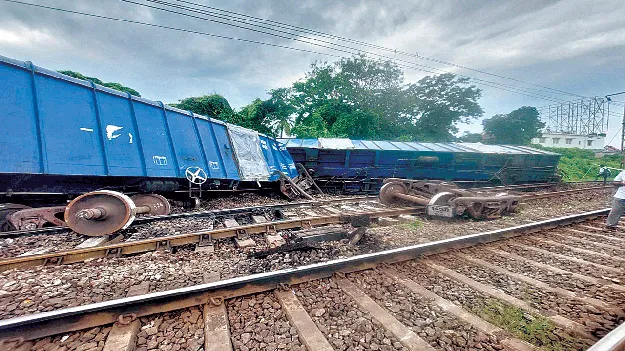  పట్టాలు తప్పిన గూడ్స్‌  