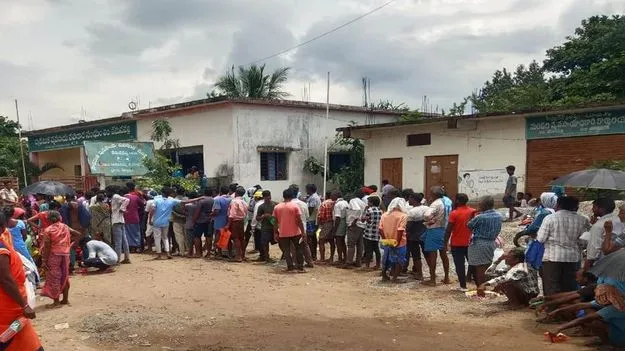 యూరియా కోసం రైతుల ఆందోళన 