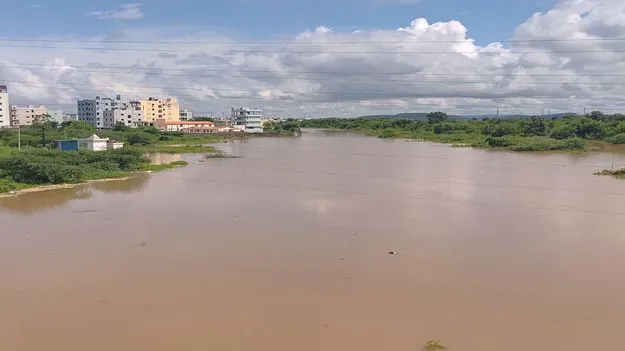 భారీ వర్షం.. అతలాకుతలం