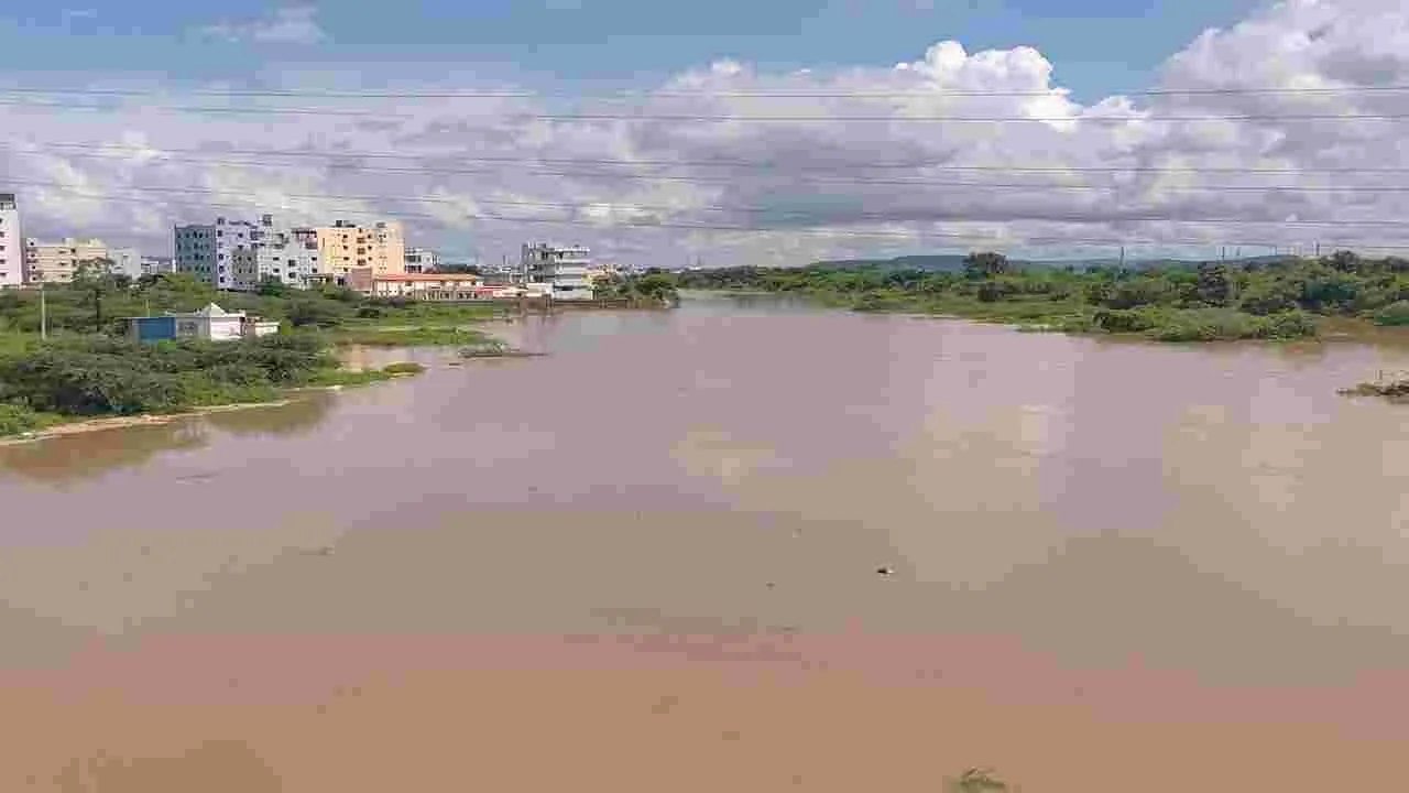 భారీ వర్షం.. అతలాకుతలం