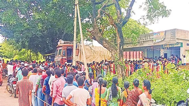 Urea Shortage: యూరియా కొరత.. రైతన్న వెత