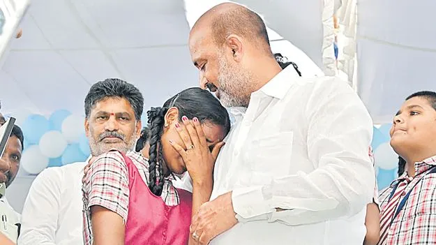 Bandi Sanjay: సైకిల్‌ అందుకున్న విద్యార్థిని భావోద్వేగం