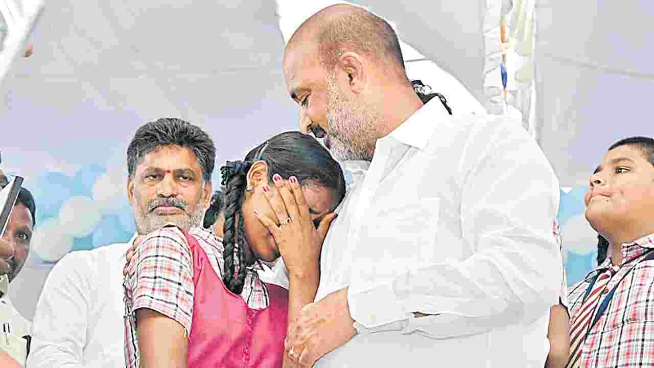 Bandi Sanjay: సైకిల్‌ అందుకున్న విద్యార్థిని భావోద్వేగం