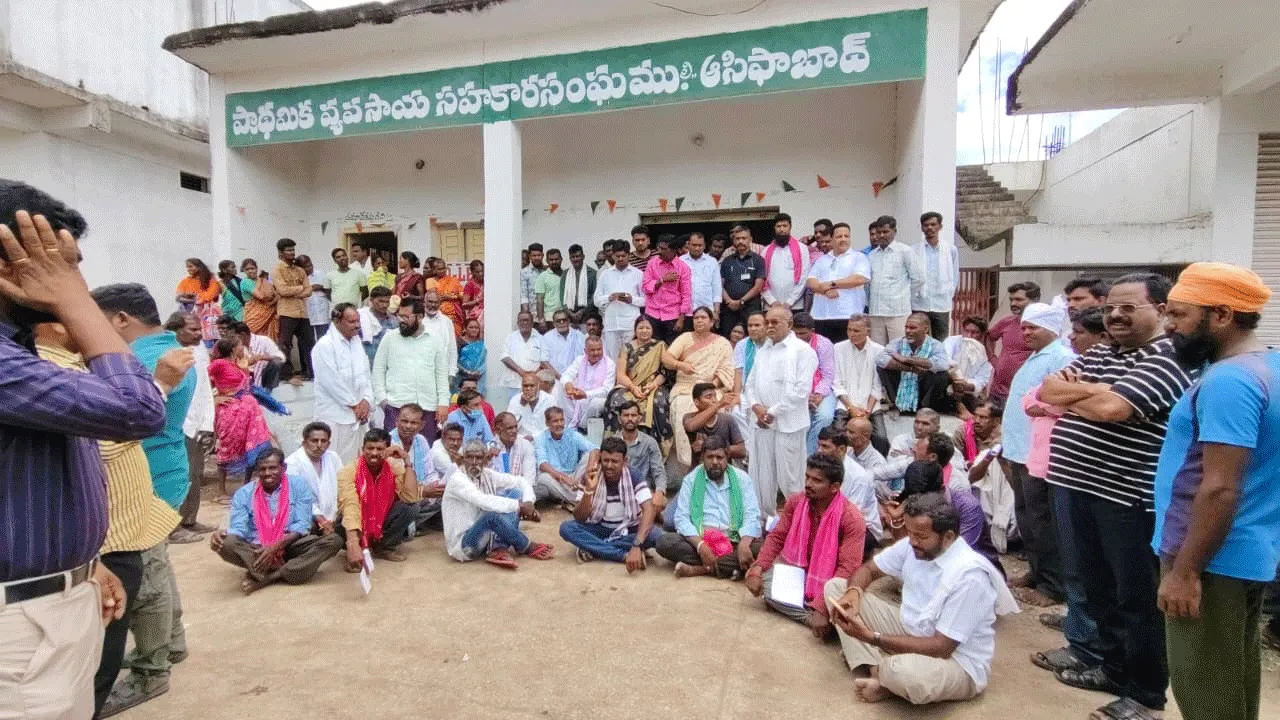 ప్రభుత్వాల నిర్లక్ష్యంతోనే యూరియా కొరత