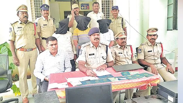 Fraud: నకిలీ పాస్‌పుస్తకాలతో 16 లక్షల రుణాలు స్వాహా  