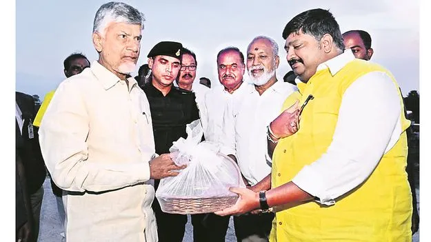 చంద్రబాబుకు సాదర స్వాగతం