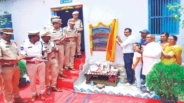 ఆర్‌ఐ స్టోర్‌ను ప్రారంభించిన ఎస్పీ