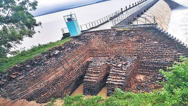 Pocharam Project: పోచారం ప్రాజెక్టు పైనుంచి ఉప్పొంగిన ప్రవాహం