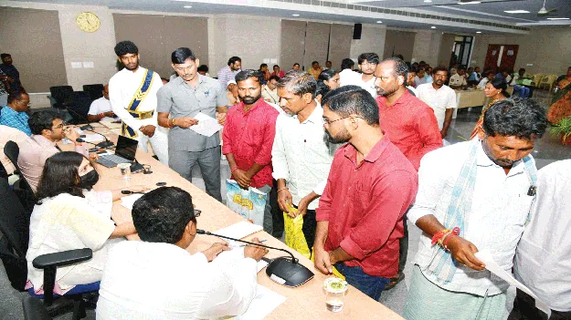 ఫిర్యాదులకు పరిష్కారం చూపాలి