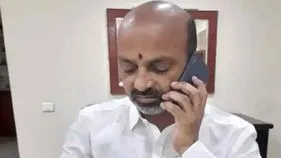 Bandi Sanjay On Helicopters: హెలికాప్టర్లు పంపించండి.. అధికారులకు బండి సంజయ్ ఫోన్