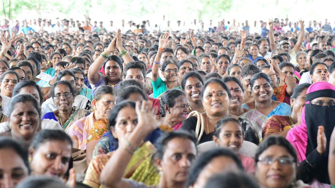 AP CM Visits Stalls Swarnandhra Swachhandhra Peddapuram : పెద్దాపురం స్వర్ణాంధ్ర స్వచ్ఛాంధ్ర కార్యక్రమం