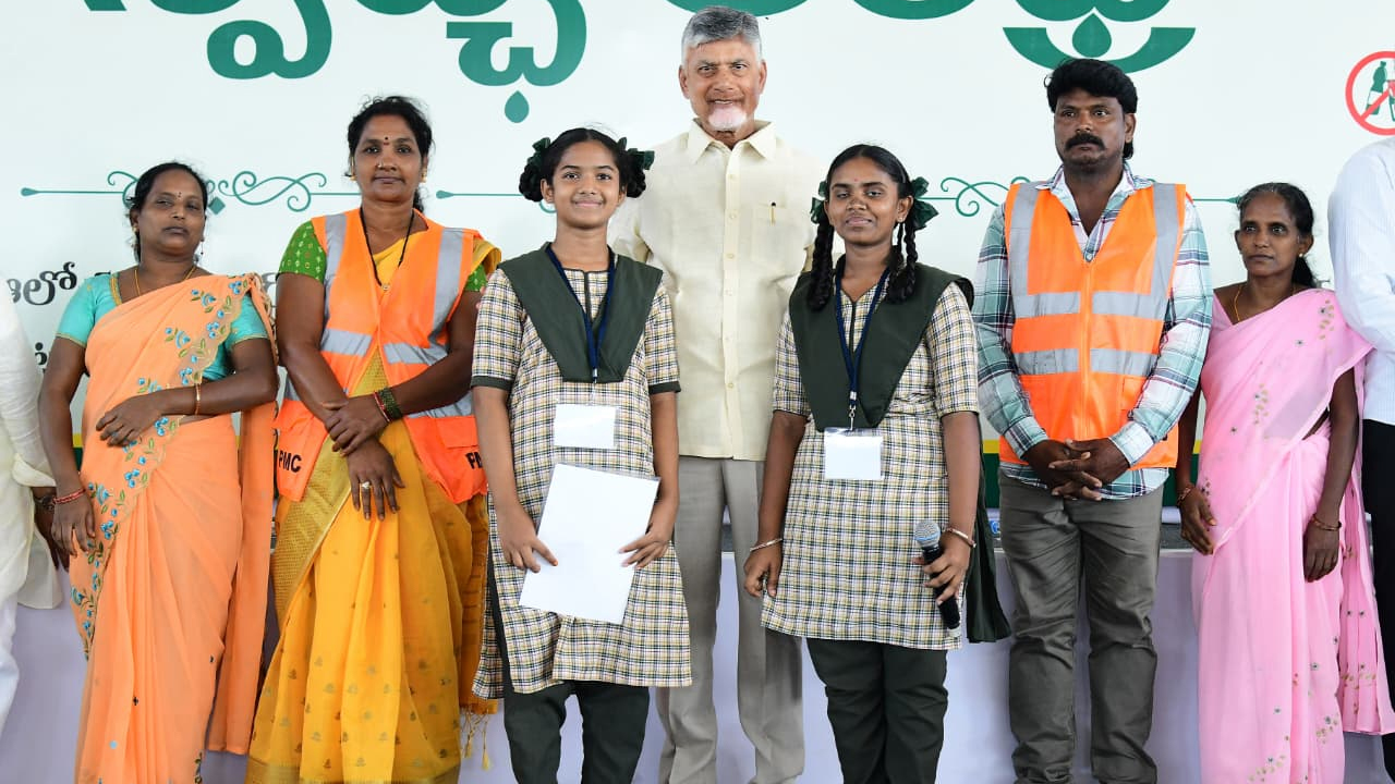 AP CM Visits Stalls Swarnandhra Swachhandhra Peddapuram : పెద్దాపురం స్వర్ణాంధ్ర స్వచ్ఛాంధ్ర కార్యక్రమం