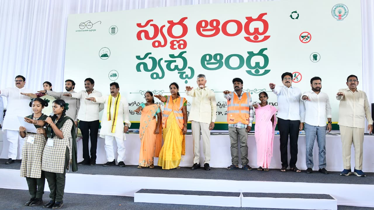 AP CM Visits Stalls Swarnandhra Swachhandhra Peddapuram : పెద్దాపురం స్వర్ణాంధ్ర స్వచ్ఛాంధ్ర కార్యక్రమం