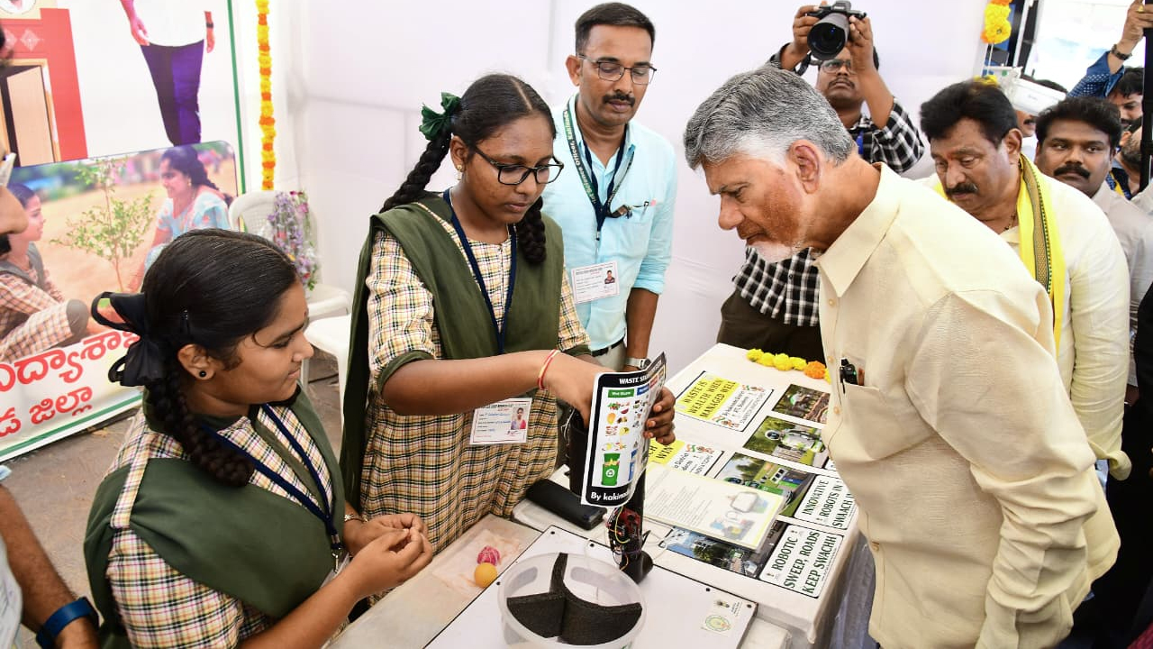 AP CM Visits Stalls Swarnandhra Swachhandhra Peddapuram : పెద్దాపురం స్వర్ణాంధ్ర స్వచ్ఛాంధ్ర కార్యక్రమం
