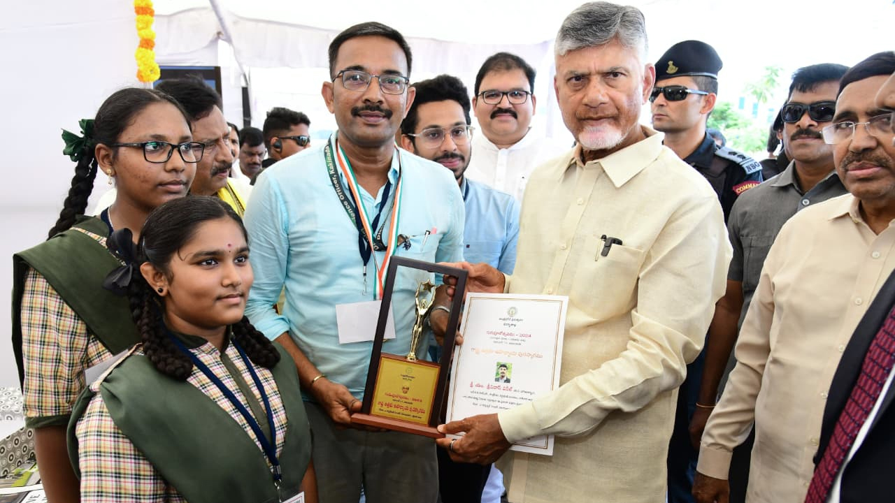 AP CM Visits Stalls Swarnandhra Swachhandhra Peddapuram : పెద్దాపురం స్వర్ణాంధ్ర స్వచ్ఛాంధ్ర కార్యక్రమం