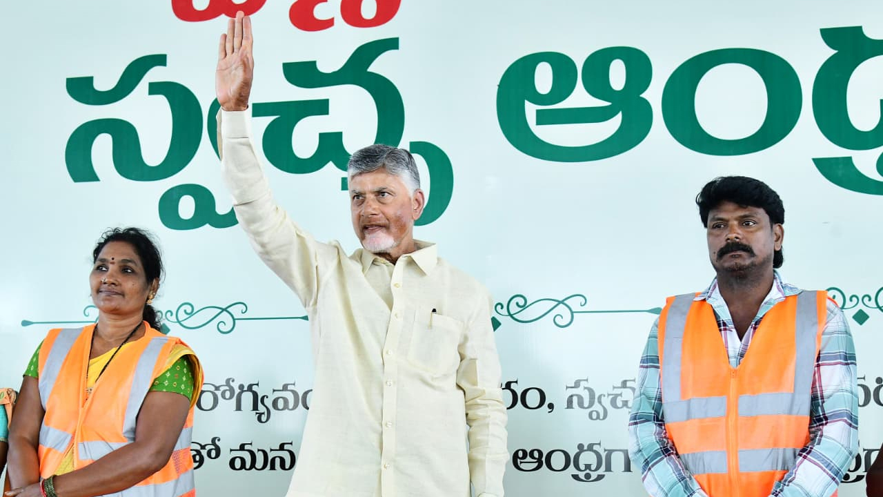 AP CM Visits Stalls Swarnandhra Swachhandhra Peddapuram : పెద్దాపురం స్వర్ణాంధ్ర స్వచ్ఛాంధ్ర కార్యక్రమం