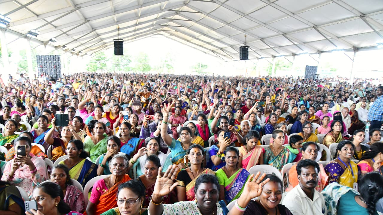AP CM Visits Stalls Swarnandhra Swachhandhra Peddapuram : పెద్దాపురం స్వర్ణాంధ్ర స్వచ్ఛాంధ్ర కార్యక్రమం