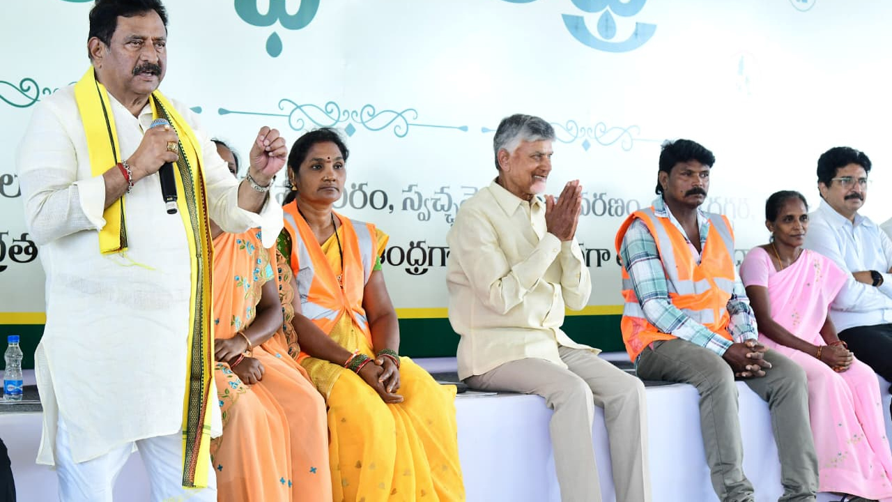 AP CM Visits Stalls Swarnandhra Swachhandhra Peddapuram : పెద్దాపురం స్వర్ణాంధ్ర స్వచ్ఛాంధ్ర కార్యక్రమం